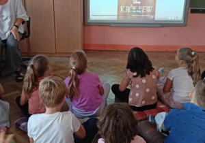 Uczniowie biorący udział w quizie muzycznym.