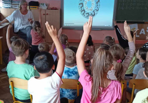 Uczniowie biorący udział w quizie muzycznym.
