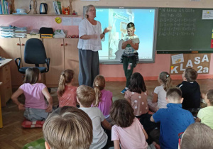 Uczniowie biorący udział w quizie muzycznym.