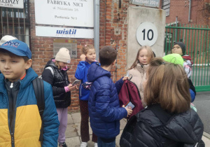 Przed bramą fabryki nici ARIADNA.