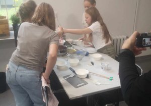 Zupa wiśniowa, kluski z serem i cynamonem,o ziemniakach ze skwarkami i jajkiem sadzonym szybko znikały. nie mówiąc.