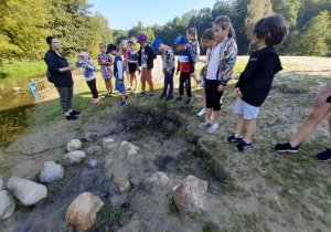 Uczniowie nad źródłem rzeki.
