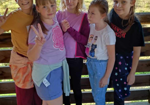 Grupa uczniów na tarasie widokowym.