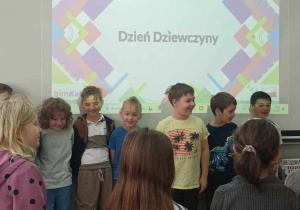 Chłopcy śpiewają koleżankom 100 lat.