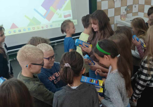 Uczennice oglądają swoje prezenty.
