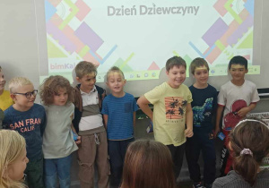 Chłopcy śpiewają koleżankom 100 lat.