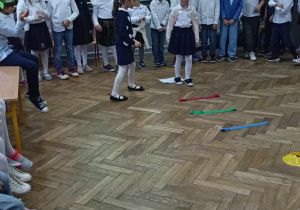 Uczennica pokonuje tor przeszkód.