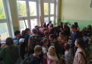 Społeczność szkolna w trakcie wypełniania formularza konkursowego