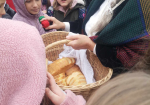 W koszyku było pełno smacznego ciasta.