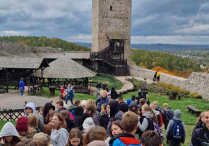 Widok na studnię i wieżę więzienia.