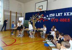 Przedstawienie przygotowane przez klasę 4 - o historii edukacji i Komisji Edukacji Narodowej