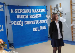 Dziewczynka recytuje wiersz.
