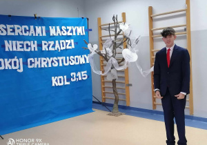 Chłopiec recytuje wiersz.