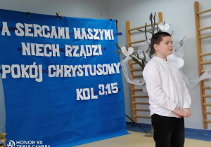 Uczeńrecytuje wiersz.