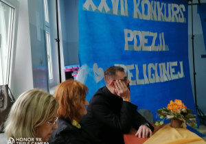 Członkowie komisji konkursowej uważnie słuchają recytacji wierszy.