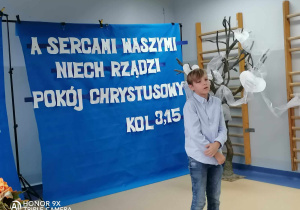Uczeń naszej szkoły recytuje wiersz.