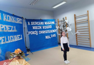 Dziewczynka recytuje wiersz.