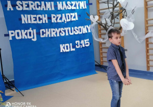 Chłopiec recytuje wiersz.