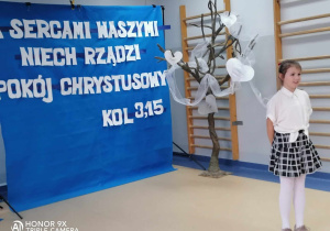 Dziewczynka recytuje wiersz.