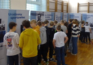 Uczniowie oglądają wystawę o J. Kusocińskim
