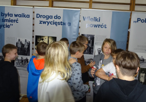 Uczniowie naszej szkoły oglądają wystawę o J. Kusocińskim
