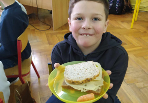 Uczeń i jego zdrowa kanapka.