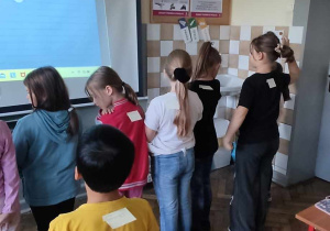 Uczniowie oglądają prezentację multimedialną