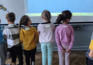 Uczniowie przed tablicą