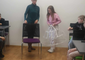 Prawie w sukni z krynoliną