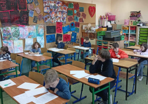 Uczniowie rozwiązują test matematyczny.