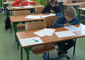 Uczniowie myślą nad zadaniami.