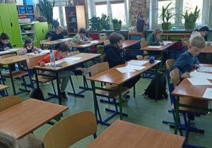 Uczniowie myślą nad zadaniami.