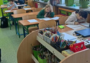 Uczniowie myślą nad zadaniami.