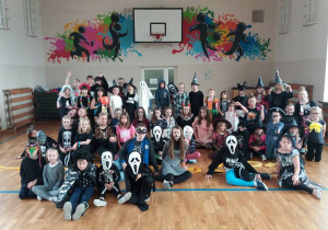 Parada halloweenowych postaci.