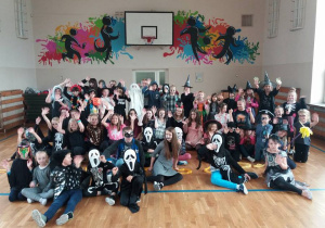 Parada halloweenowych postaci.