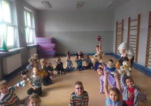 Uczniowie prezentują swoje misie.