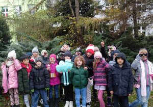 Zdjęcie grupowe klasy 2b z chmurką Tosią.