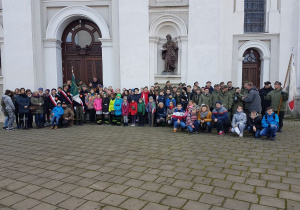 Grupa młodzieży przed kościołem w Łucku.