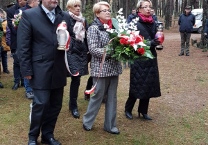 Składanie wieńca na grobach żołnierzy.
