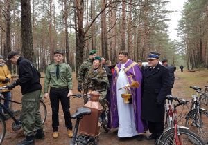 Harcerze i ksiądz Andrzej z Ogniem Niepodległości.