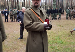 Żołnierz ze zniczem.