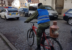 Rowerzysta z Ogniem Niepodległości.