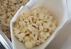 Popcorn w torebce.