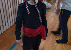 Uczeń przebrany za Zorro.