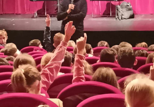 Marek Michalak na spotkaniu z uczniami z łódzkich szkół.