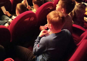 Uczniowie w teatrze.