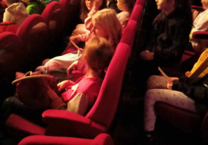 Uczniowie w teatrze.