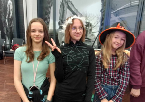 Lena, Marysia i Zuzia pozują do zdjęcia.