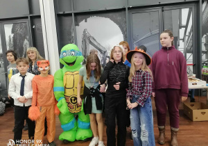 Grupowe zdjęcie z super maskotką żółwiem Ninja.
