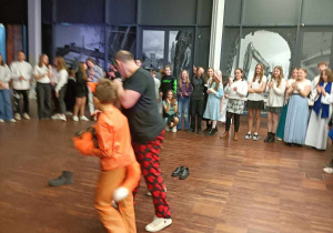 Taniec Szymona z animatorem.